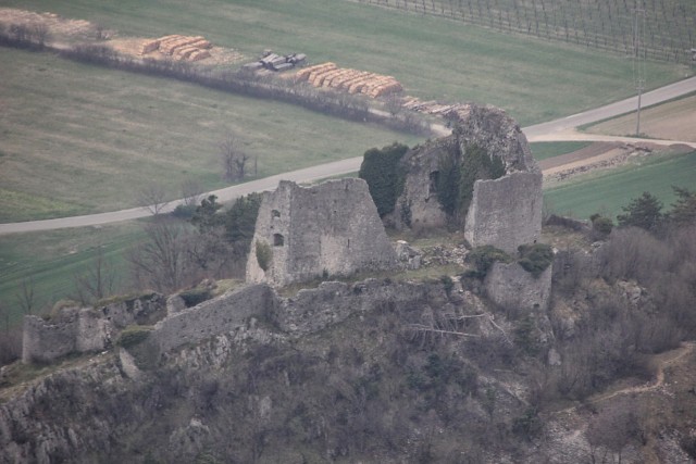 Ruševine starega vipavskega gradu
