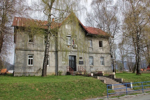 Stara kamnita šolska stavba v kraju Jasenak še danes služi svojemu namenu