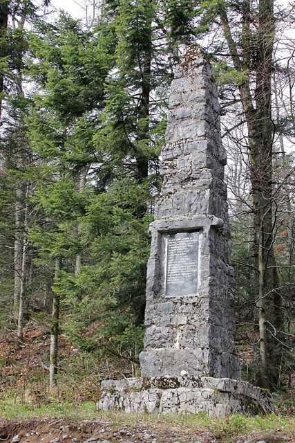 Kamniti obelisk ob Rudolfini ...