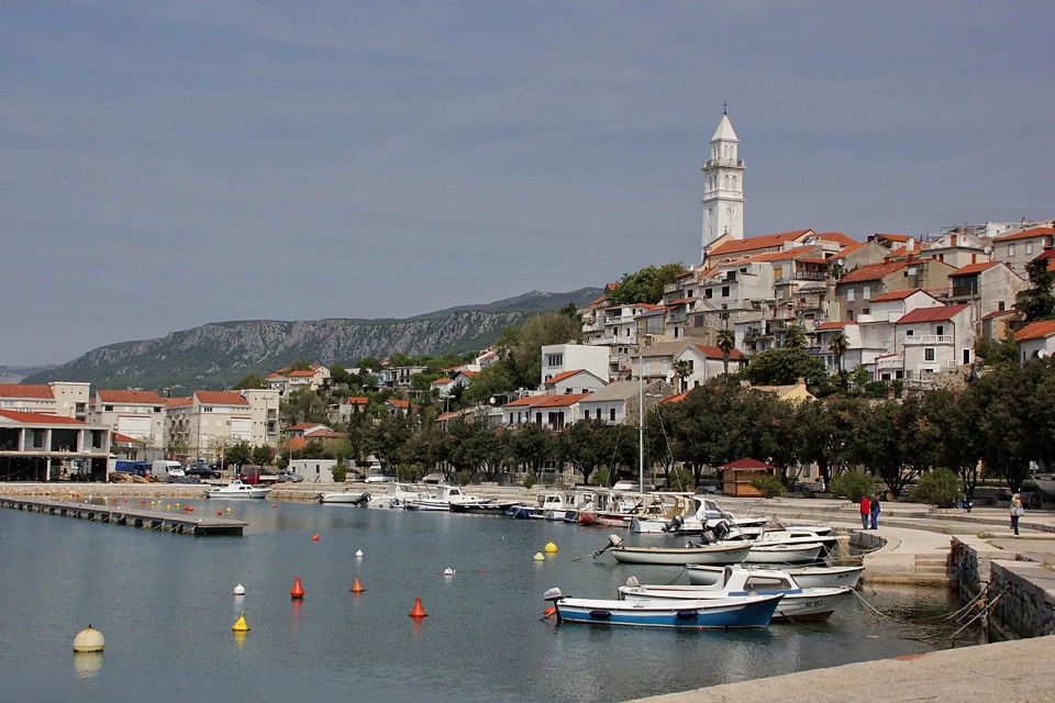 stari del novega vinodolskega okoli cerkve na griču...