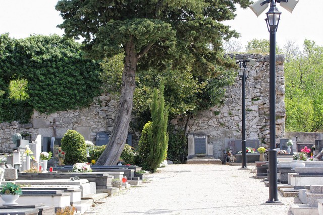 Zid ob pokopališču je ostanek pavlinskega samostana