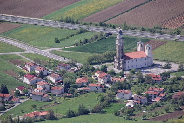 Približan pogled na cerkev v vipavski dolini
