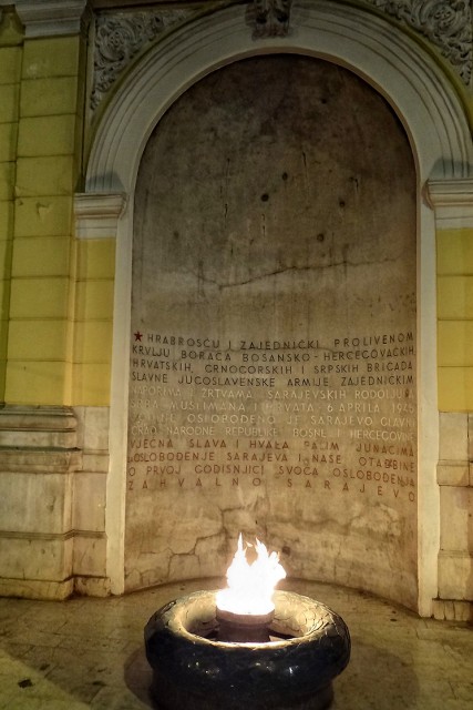 Večni ogenj je spomenik posvečen vojnim in civilnim žrtvam