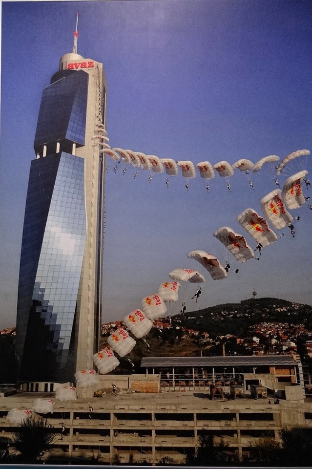 S hitrim dvigalom smo se dvignili v 35. nadstropje stolpa AVAZ,
