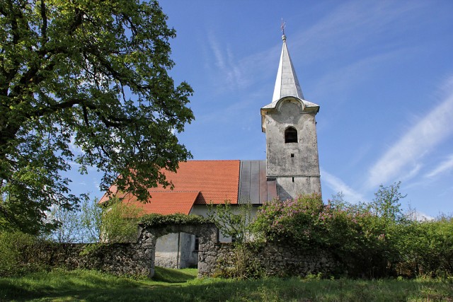 Do cerkve sv. petra in pavla na drugem koncu vasi