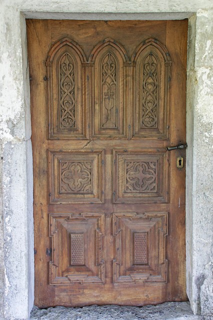 Umetelno izrezljana vrata cerkve