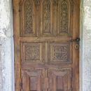 umetelno izrezljana vrata cerkve