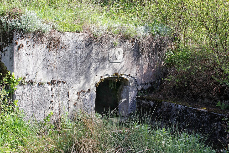 obzidan izvir nad zajezenim bajerjem