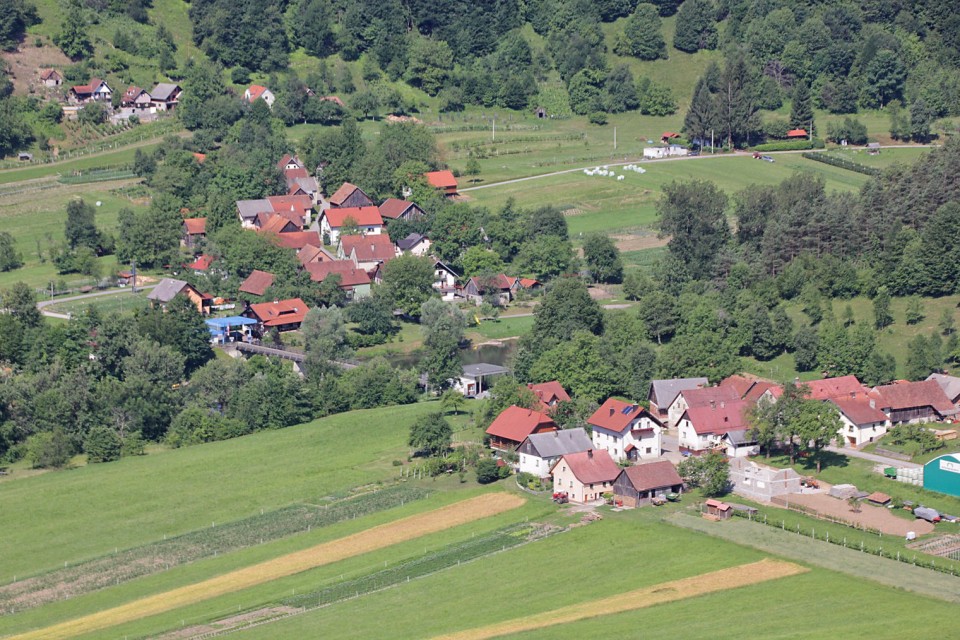 sodevci, mejni prehod čez kolpo, na hrvaški strani blaževci