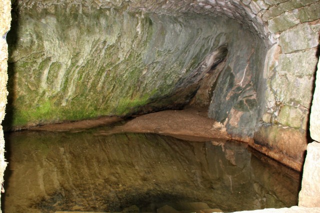 Pogled v izvirno jamo