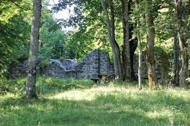 Ruševine cerkve v nekdanji kočevarski vasi Pugled