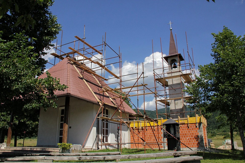 vračanje čez Lič in Fužine: obnova cerkve v liću