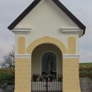 lepo obnovljena kapelica ob poti