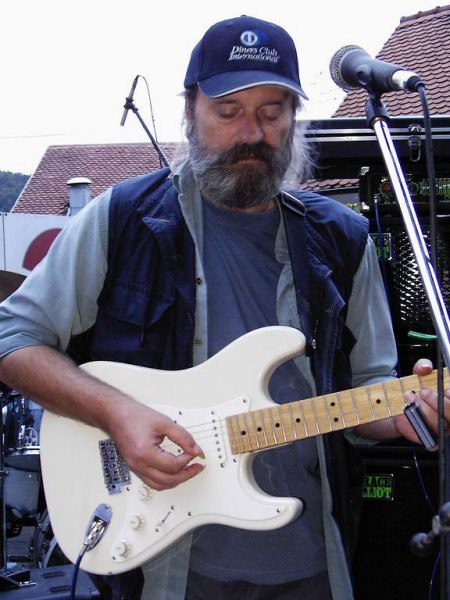 Janc Galič, pevec in kitarist EBB (Emšo blues banda) igra na Peavey stratocaster. Solidna 