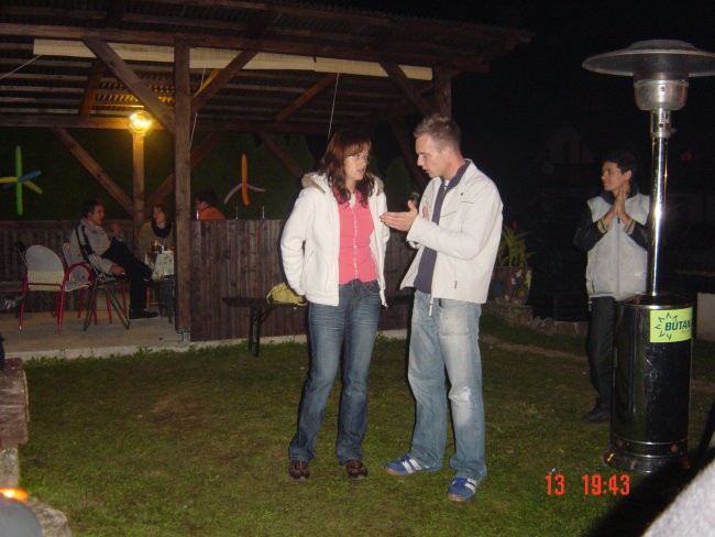 zaradi vroče debate sta se Mitja in Bojana postavila korak stran....

ampak Raffe (iz Br