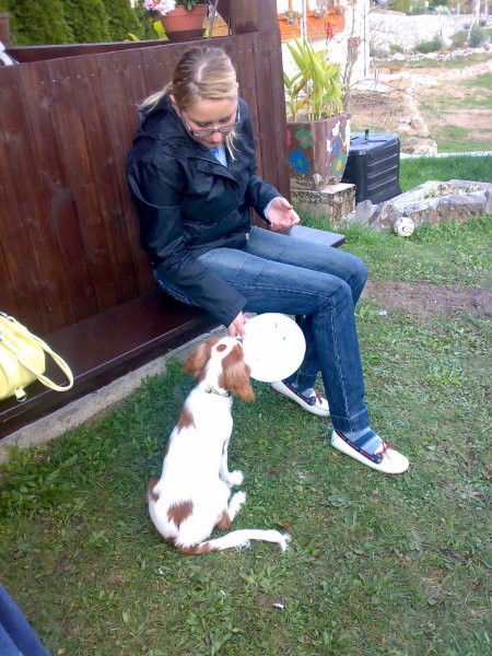 tud Mojca je našla novo ljubezen, no, mogoče je nova ljubezen našla Mojco (ker je imela kr