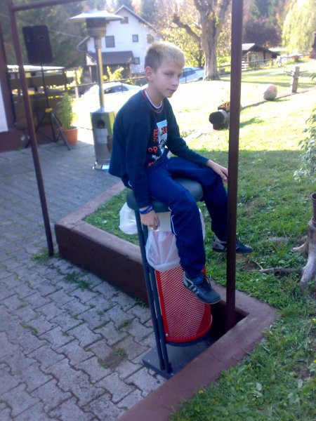 LUKAS !

;)

V ozadju pa ena izmed grelnih  gob, katere so nas zvečer grele, da nas ni