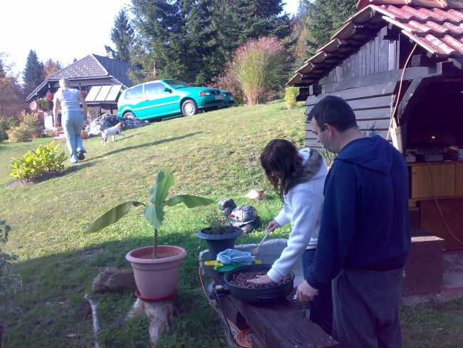 Bojana in Brane ob pečenju kostanja

V ozadju pa Sabina s kužkom

;)

PA ITAQ, MOJA 