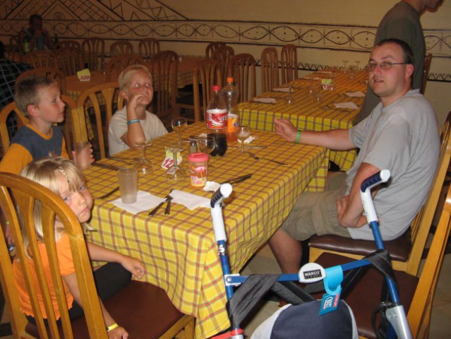 Naša miza v restavraciji - poglejte si barvo fante - barvila nedvomno poznajo! 