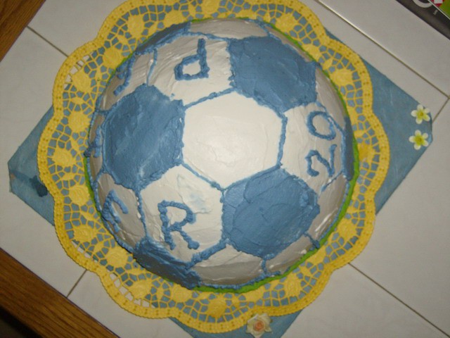 Nogometna žoga za Petra; malinova sanjsko fina torta